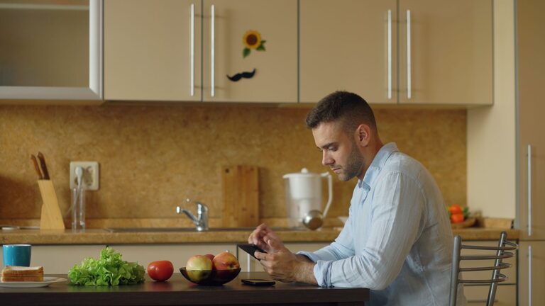 How to Maintain Healthy Phone Habits for Everyday Wellbeing